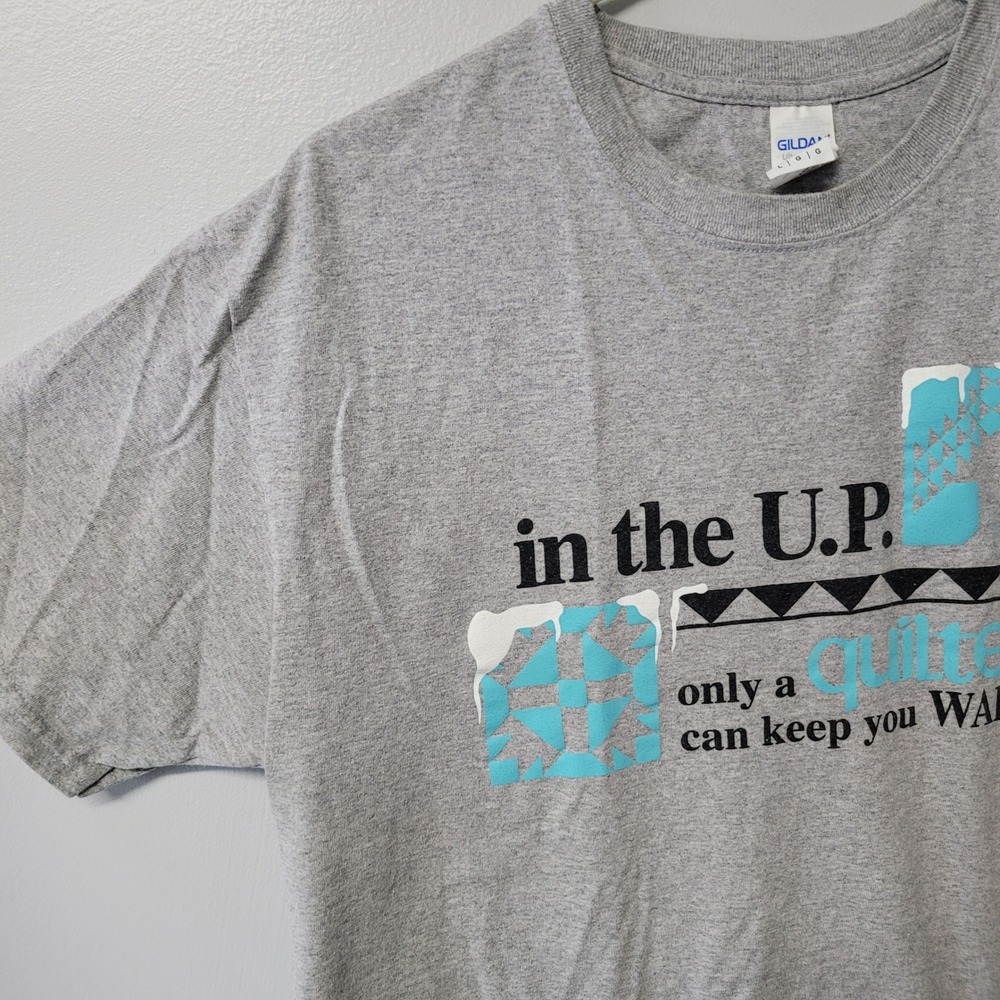 Gildan Ultra Cotton Graphic T Shirt In the U.P. Quilter Keep You Warm Grey Large - Picture 3 of 6